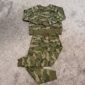 Womens Camouflage Sweater and Pants Set
Top size Small
Pants Size XS